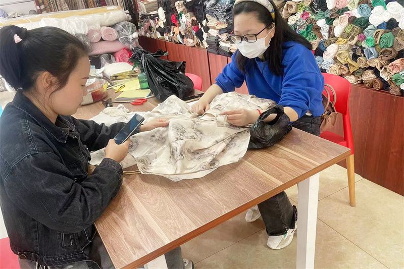 网络公司赴湖北武汉开展采购商地推工作2 (2).jpg