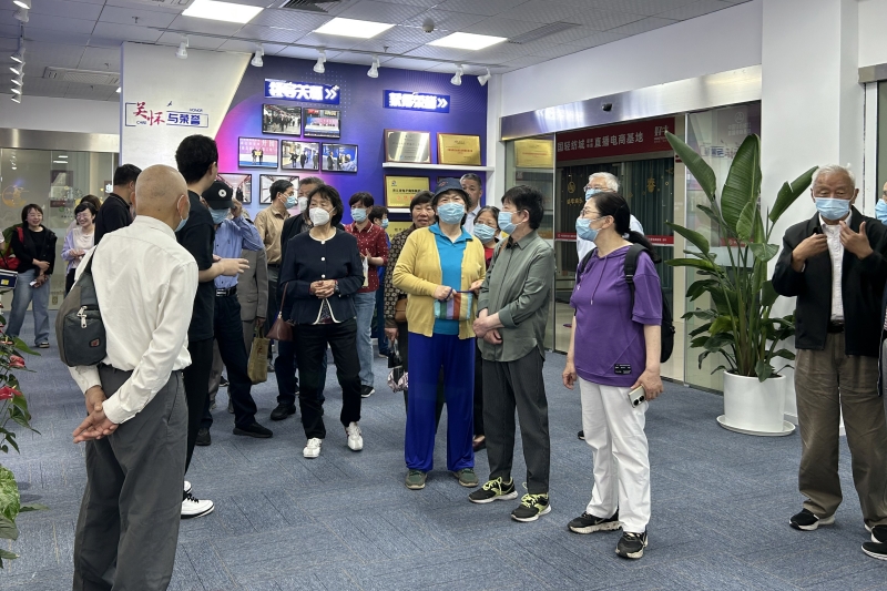 区老干部局一行调研中国轻纺城1_副本.jpg