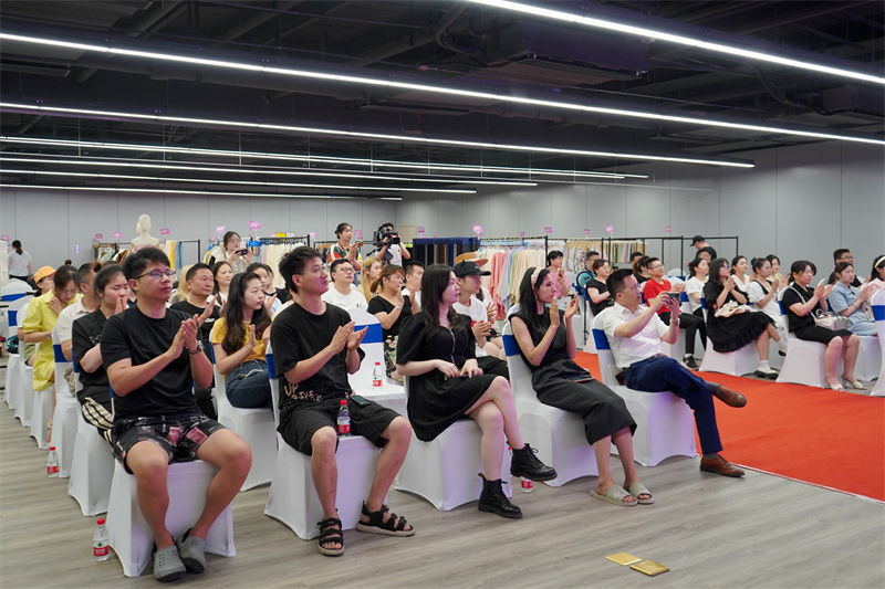 “水韵纺都”配套发布厅正式启用轻纺城股份公司顺利开展多场“布行天下”系列发布论坛及对接活动2.jpg