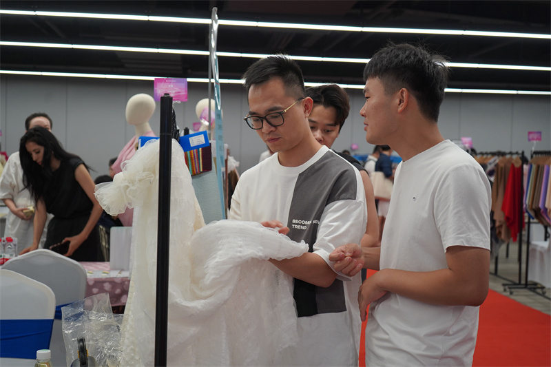 “水韵纺都”配套发布厅正式启用轻纺城股份公司顺利开展多场“布行天下”系列发布论坛及对接活动4.jpg