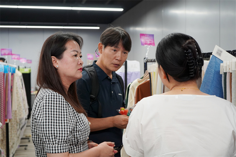 “水韵纺都”配套发布厅正式启用轻纺城股份公司顺利开展多场“布行天下”系列发布论坛及对接活动5.jpg