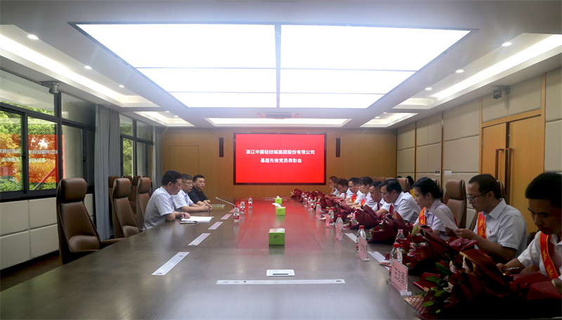6旗帜所向 先锋所在公司召开基层先锋党员表彰会1.jpg