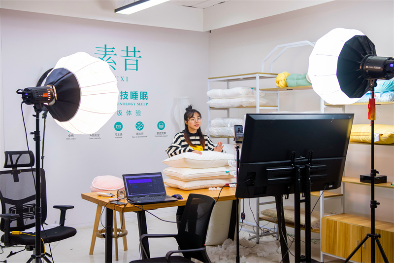 6、服装市场电商直播基地启动试运营.jpg