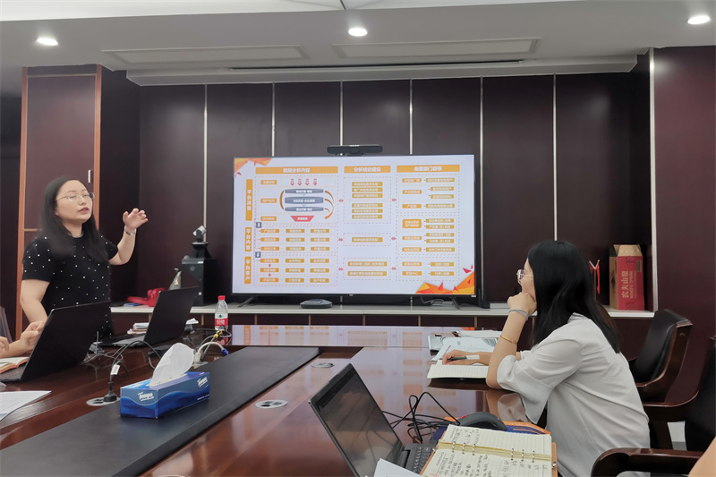 网络公司举行数据分析培训会.jpg