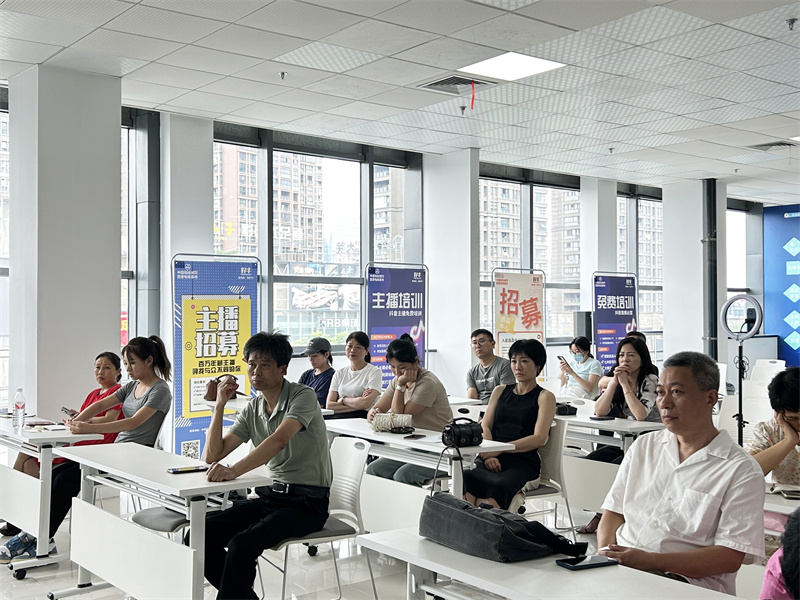 服装市场分公司抖音直播运营培训活动成功举行1_副本.jpg