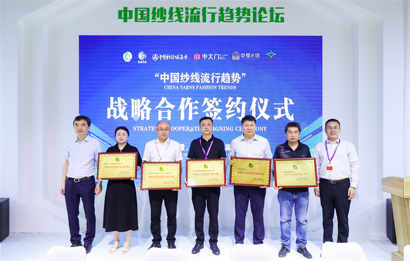 王总领奖1.jpg