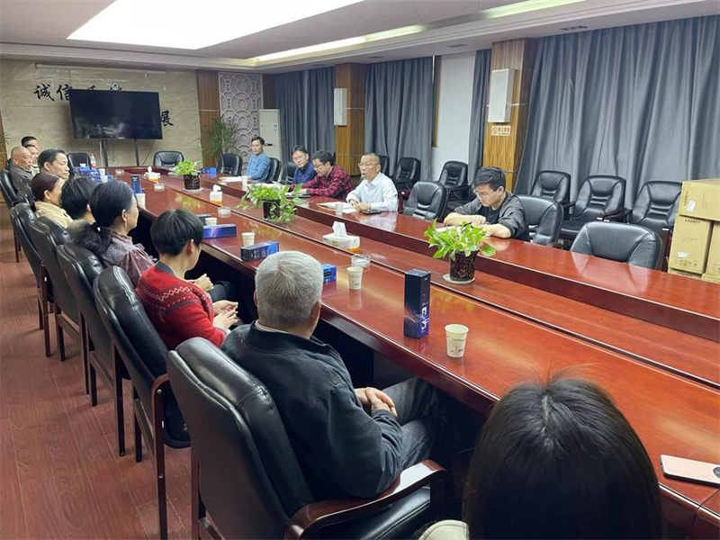 东市场组织召开营业房续租收费座谈会.png