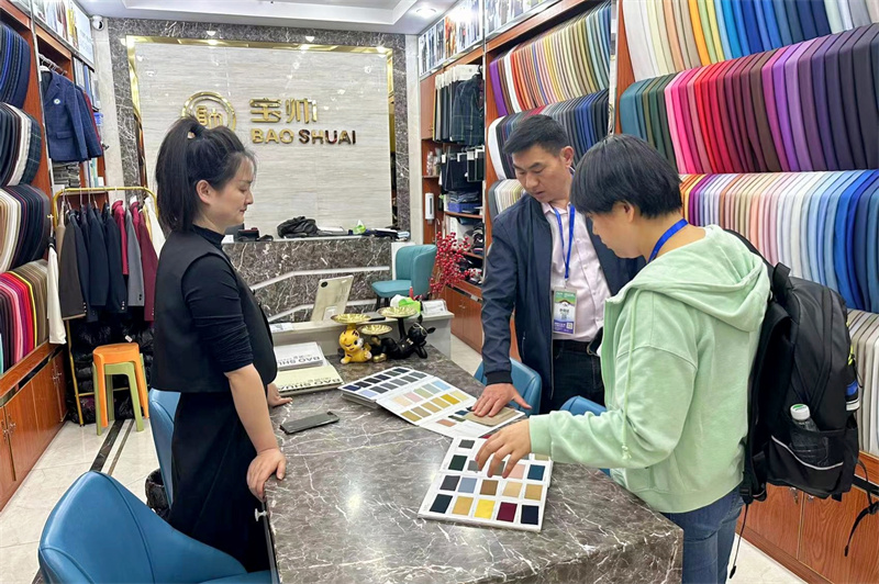 安徽省纺织服装行业考察团莅临中国轻纺城东市场、联合市场考察采购2.jpg