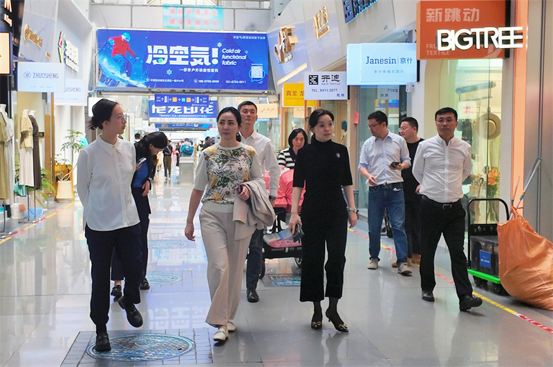 吉尔吉斯斯坦企业代表一行莅临中国轻纺城东市场、联合市场考察采购.jpg