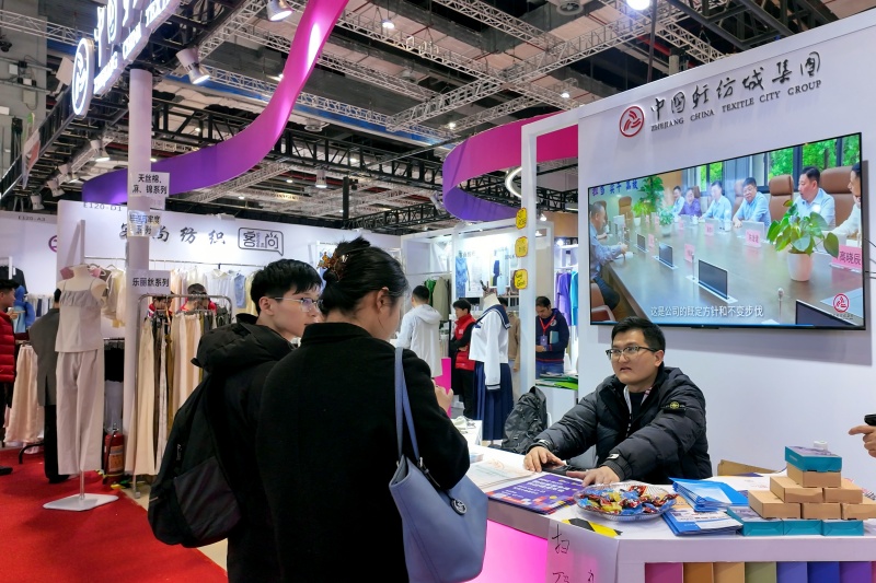 上海展首日现场图 (1).jpg