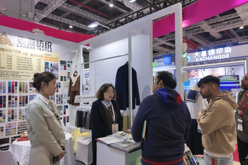 上海展首日现场图 (2).jpg