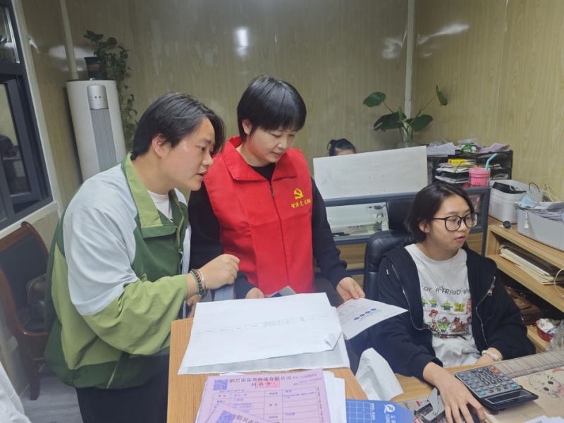 智港党支部携手利可达公司开展先锋驿站专项宣传活动.jpg