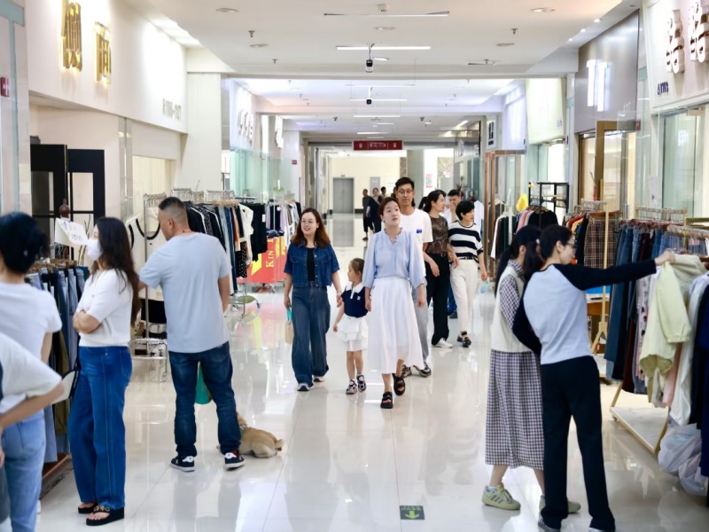 服装服饰市场打造假日经济新生态1.jpg