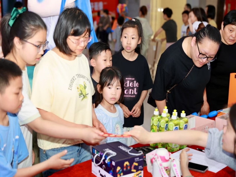 服装服饰市场打造假日经济新生态2.jpg