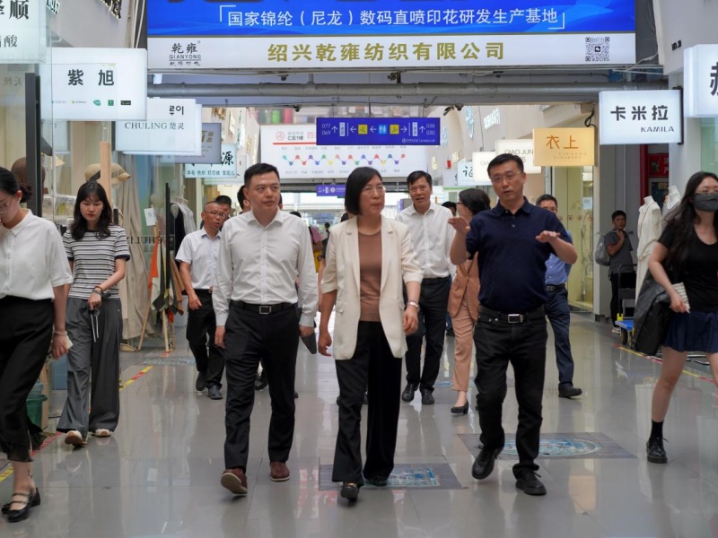 省委社会工作部龚和艳部长一行赴中国轻纺城东市场调研考察1.jpg