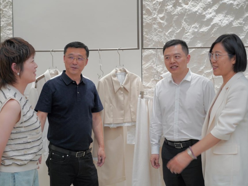 省委社会工作部龚和艳部长一行赴中国轻纺城东市场调研考察2.jpg