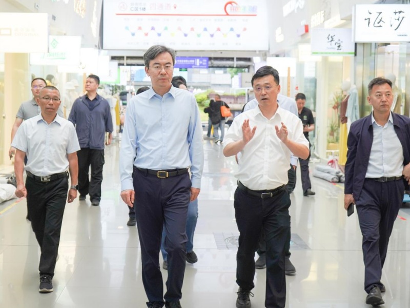 国家发展改革委调研组一行赴中国轻纺城东市场调研考察.jpg
