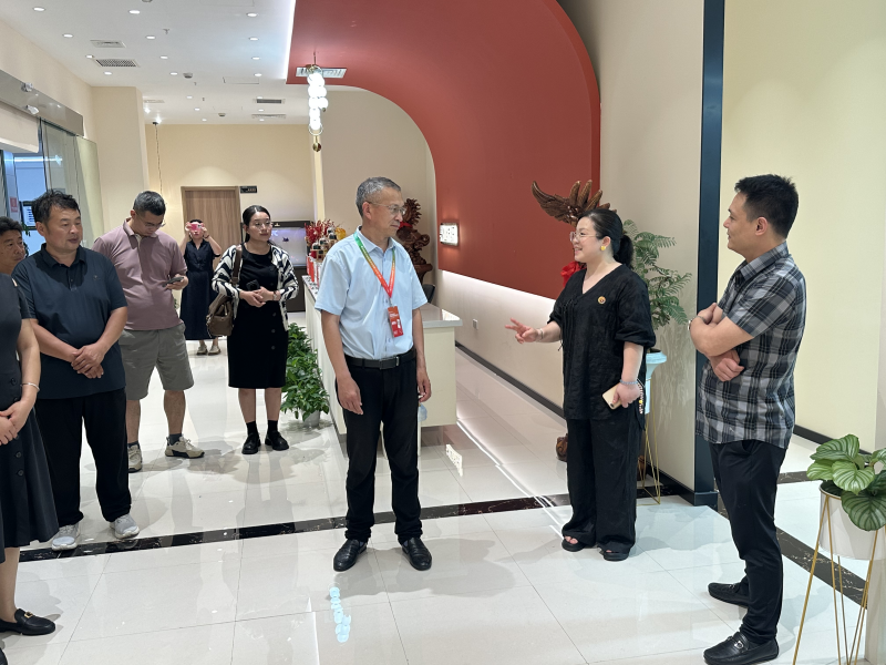 山东汶上县服装商会秘书长张庆祥一行参观考察国际面料采购中心.png
