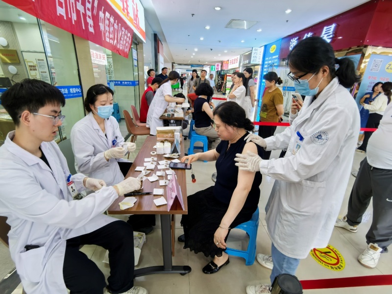 北市场、坯布市场、北联市场开展三伏天送清凉、护健康活动1.jpg
